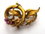 Broche en or représentant un dragon stylisé, orné de pierres...