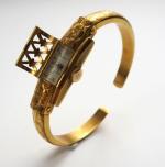 DELRIO. Montre bracelet en or gravé à décor de fleurs,...