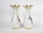 Paire de vases Napoléon III en porcelaine de Paris, à...