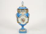 Vase couvert de style Louis XVI en porcelaine dans le...