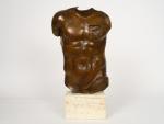 I. MITORAJ "Buste de Persée"
Sculpture en bronze patiné, socle en...