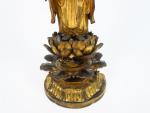 Statue en bois laqué et doré représentant le bouddha Amida...