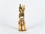 Okimono en ivoire marin polychrome représentant un homme tenant une...