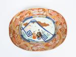 Plat de forme ovale en porcelaine d'Imari, à décor de...