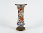 Vase cornet en porcelaine d'Imari bleu corail et or, à...