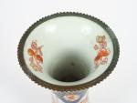 Vase cornet en porcelaine d'Imari bleu corail et or, à...