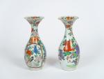 Paire de petits vases à col festonné en porcelaine d'Imari,...