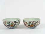 Deux coupes en porcelaine d'Imari formant pendant à décor disposé...