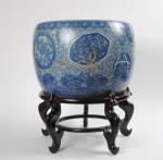 Vasque 'Hibachi' en porcelaine blanc bleu. Japon Arita XIXème