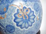 Vasque 'Hibachi' en porcelaine blanc bleu. Japon Arita XIXème