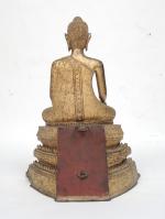 Bouddha assis dans le geste de la prise de la...