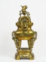 Brule-parfum en bronze et son présentoir, décor ajouré de bambous...