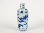 Vase rouleau en porcelaine de Chine décor de chien de...