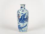 Vase rouleau en porcelaine de Chine décor de chien de...