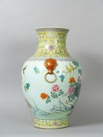 Grand vase de forme Hu en porcelaine et émaux de...