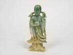 Statuette en jade de Birmanie représentant un moine tenant une...