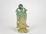 Statuette en jade de Birmanie représentant un moine tenant une...