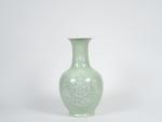 Vase balustre en porcelaine et émail céladon, à décor en...