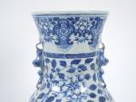 Vase balustre en porcelaine bleu blanc, à décor de faisans...