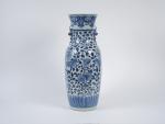Vase balustre en porcelaine bleu blanc, à décor de faisans...