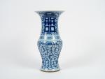 Vase balustre en porcelaine bleu blanc, à décor de fleurs,...
