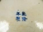 Plat en porcelaine de Nankin, à décor polychrome sur fond...