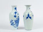 Deux vases de forme oblong en porcelaine bleu blanc, à...