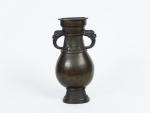 Vase de forme Hu en bronze à patine brune, orné...
