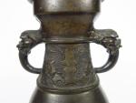 Vase de forme Hu en bronze à patine brune, orné...