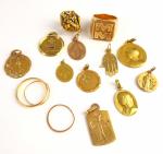 Lot de bijoux en or comprenant une chevalière, des médailles,...