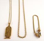 Lot en or comprenant deux chaines, un pendentif égyptien et...