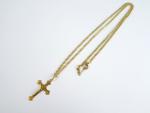 Chaine et croix en or. Poids  : 15,8 g