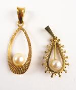 Deux différents pendentifs en or orné de perles. Poids tel...