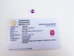 Saphir rose sur papier avec son certificat IGI