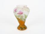 DAUM, Nancy. 
Vase en verre, à décor émaillé de fleurs...