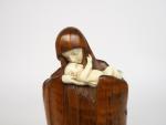 HEUVELMANS "Vierge à l'Enfant"
Sculpture en bois naturel et ivoire. 
Signée....