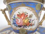 Tasse trembleuse de style Louis XVI en porcelaine dans le...