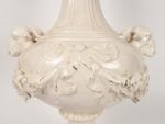 Grand pot couvert de style Louis XVI en faïence blanche,...