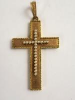 Grande croix en or, ornée de petites perles. Poids tel...