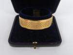 Bracelet manchette Napoléon III en or. Dans son écrin. Poids...