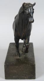 Sculpture XIXème en bronze à patine brune "Taureau"
Socle en marbre...
