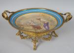 Coupe XIXème en porcelaine de Sèvres, à décor d'une scène...
