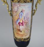 Paire de vases couverts en porcelaine de Sèvres, à décor...