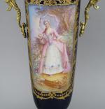 Paire de vases couverts en porcelaine de Sèvres, à décor...