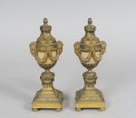 Paire de cassolettes de style Louis XVI en bronze et...