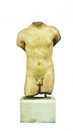 Torse de statue d'homme nu, debout, en appui sur la...