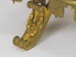 Rafraichissoir en bronze, à décor de trois cygnes couronnés.
H. 34...