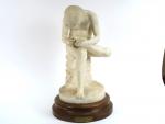 "Le spinario"
Sculpture en albatre. 
Socle en bois portant un cartouche...