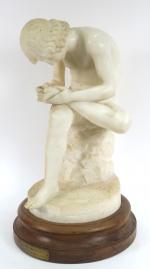 "Le spinario"
Sculpture en albatre. 
Socle en bois portant un cartouche...