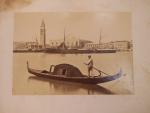 Album de photographies comprenant 18 vues de Venise. 
Titré "Ricordo...